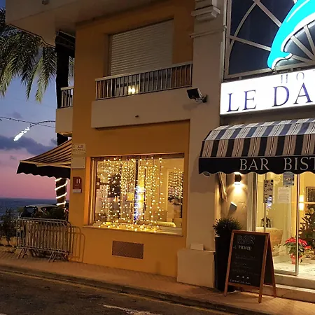 Le Dauphin 3* מנטון